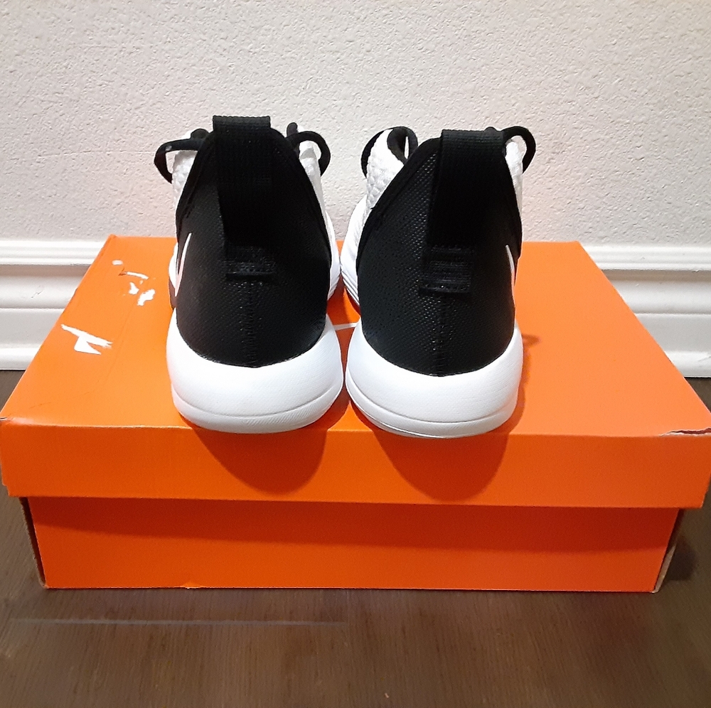 Nike - Picture 2 of 4